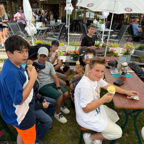 Das Foto zeigt Schüler*innen beim Eisessen