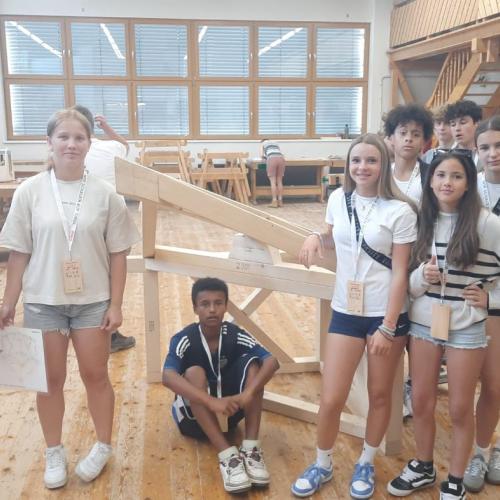 Das Foto zeigt die Schüler*innen in der Werkstatt