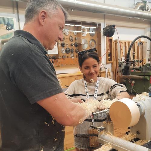 Das Foto zeigt die Schüler*innen in der Werkstatt