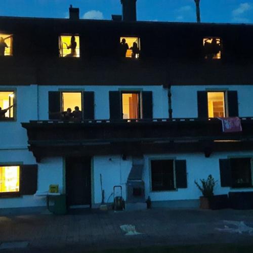Das Bild zeigt die Unterkunft bei Nacht. In jedem beleuchteten Fenster sitzt ein Schüler bzw. eine Schülerin