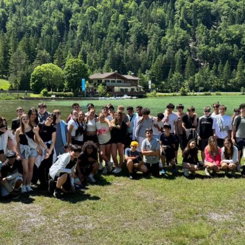 Das Bild ist ein Gruppenfoto am See