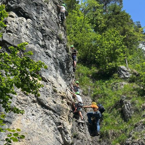 Das Foto zeigt Schülerinnen und Schüler im Klettersteig