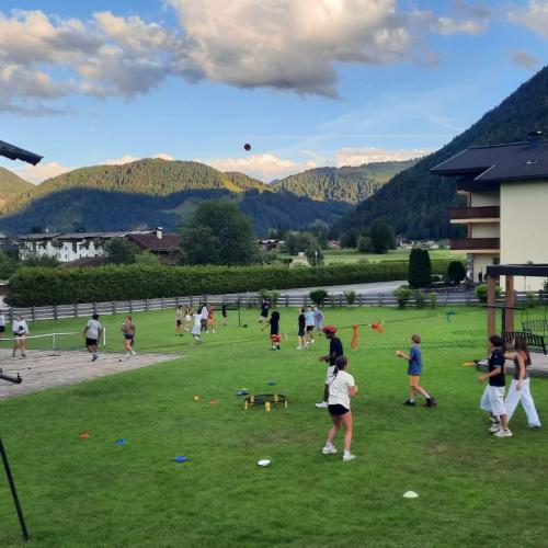 Das Foto zeigt SchülerInnen vor der Unterkunft
