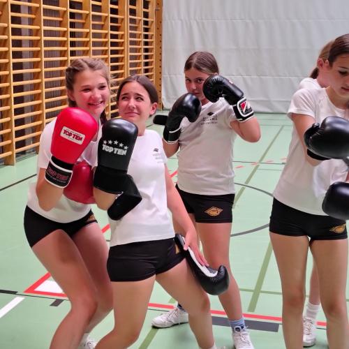 Das Foto zeigt Schülerinnen mit Boxhandschuhen