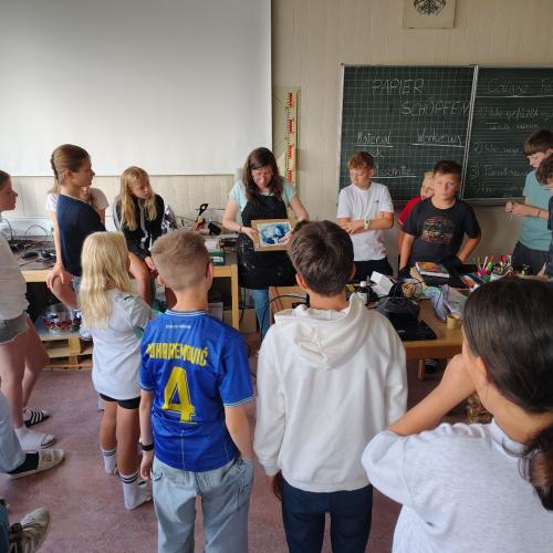 Das Bild zeigt die Vortragende beim Vorzeigen