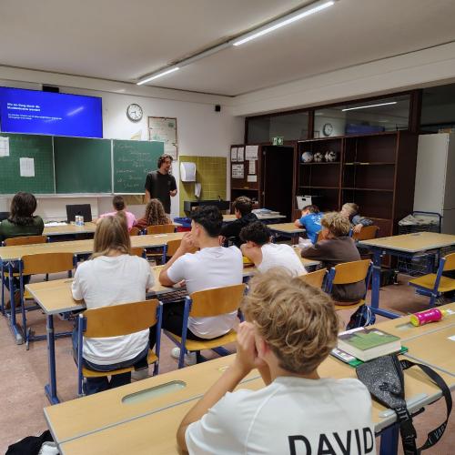 Das Foto zeigt die Schüler*innen beim Vortrag