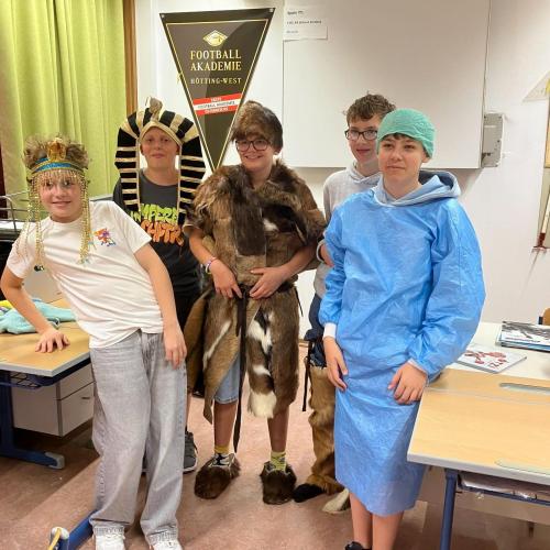Das Foto zeigt Schülerinnen beim Workshop