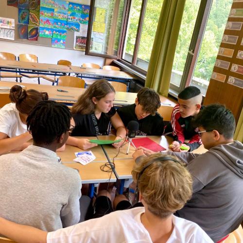 Das Foto zeigt Schüler 