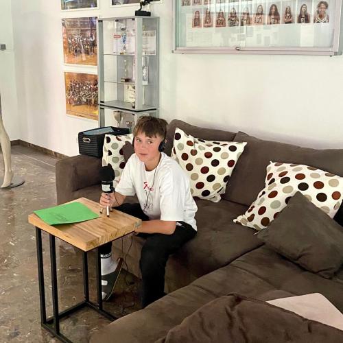 Das Foto zeigt einen Schüler beim Aufnehmen