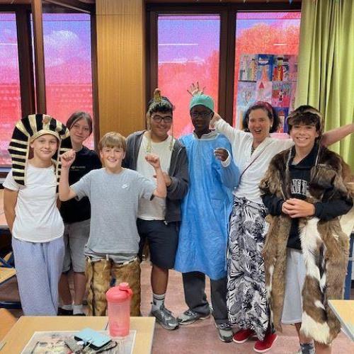 Das Foto zeigt die verkleidete Schüler*innen
