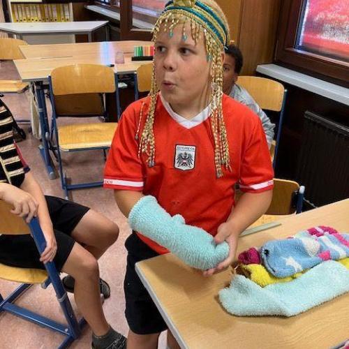 Das Foto zeigt die verkleidete Schüler*innen