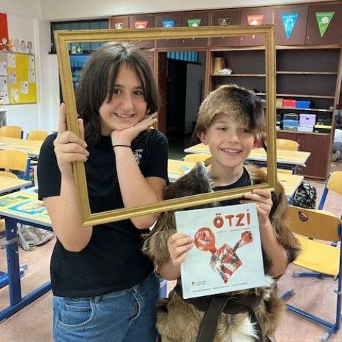 Das Foto zeigt die verkleidete Schüler*innen