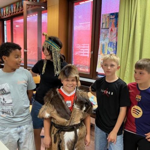 Das Foto zeigt die verkleidete Schüler*innen