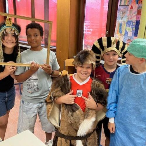 Das Foto zeigt die verkleidete Schüler*innen