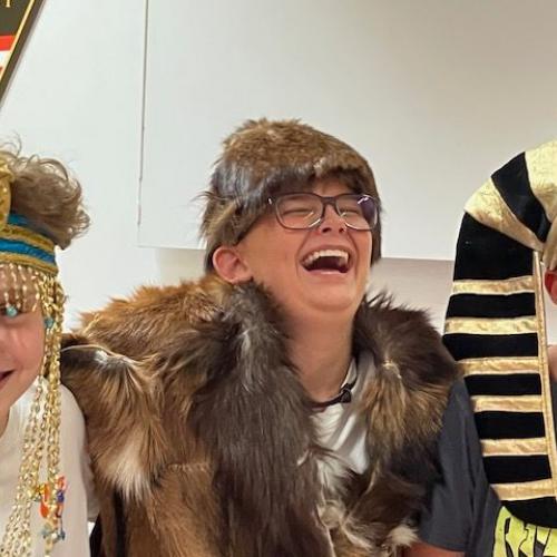 Das Foto zeigt die verkleidete Schüler*innen