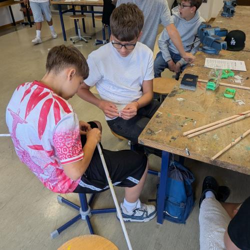 Das Foto zeigt Schüler beim Bauen