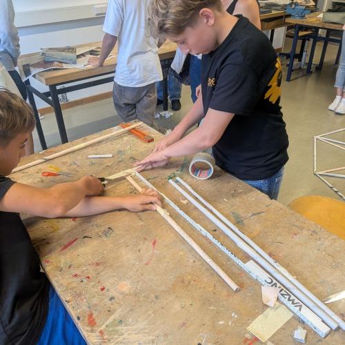 Das Foto zeigt Schüler beim Arbeiten