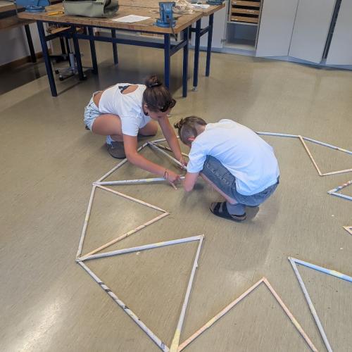 Das Foto zeigt die SchülerInnen beim Bauen