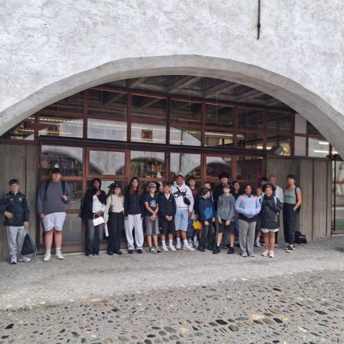 Das Foto zeigt die Gruppe beim Zeughaus