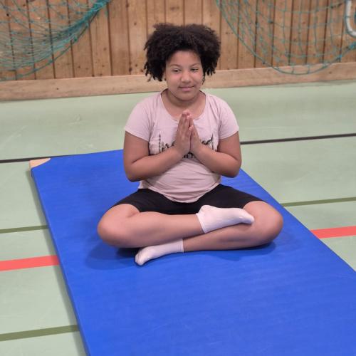 Das Foto zeigt Schülerin beim Yoga