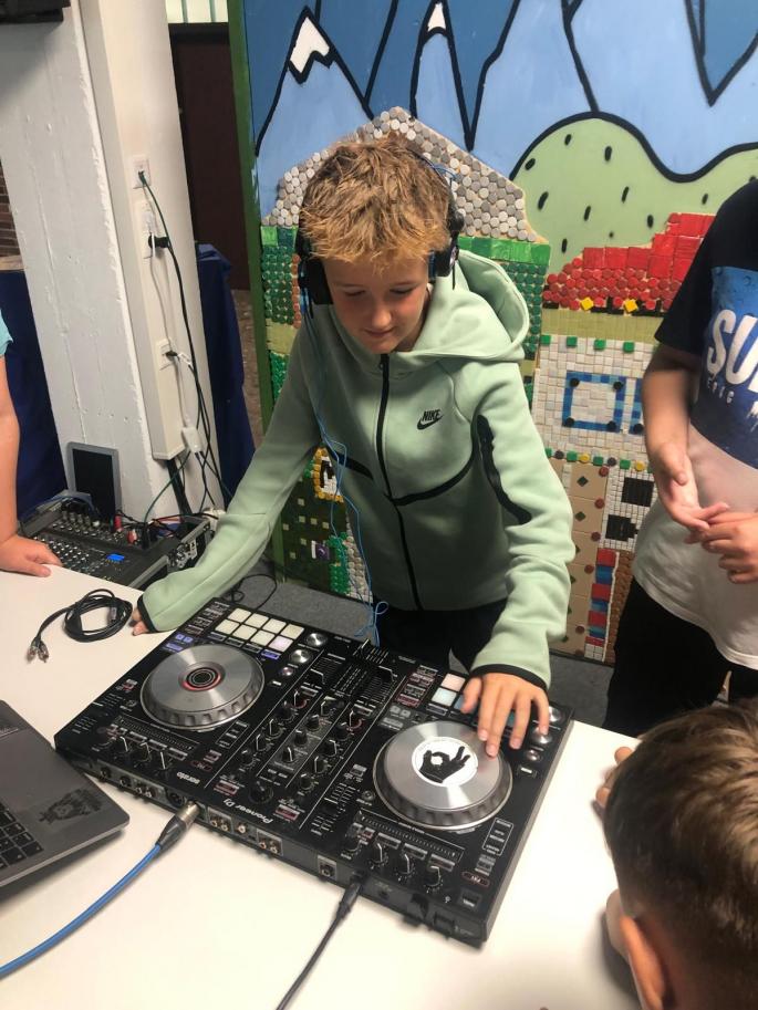 DJ-8