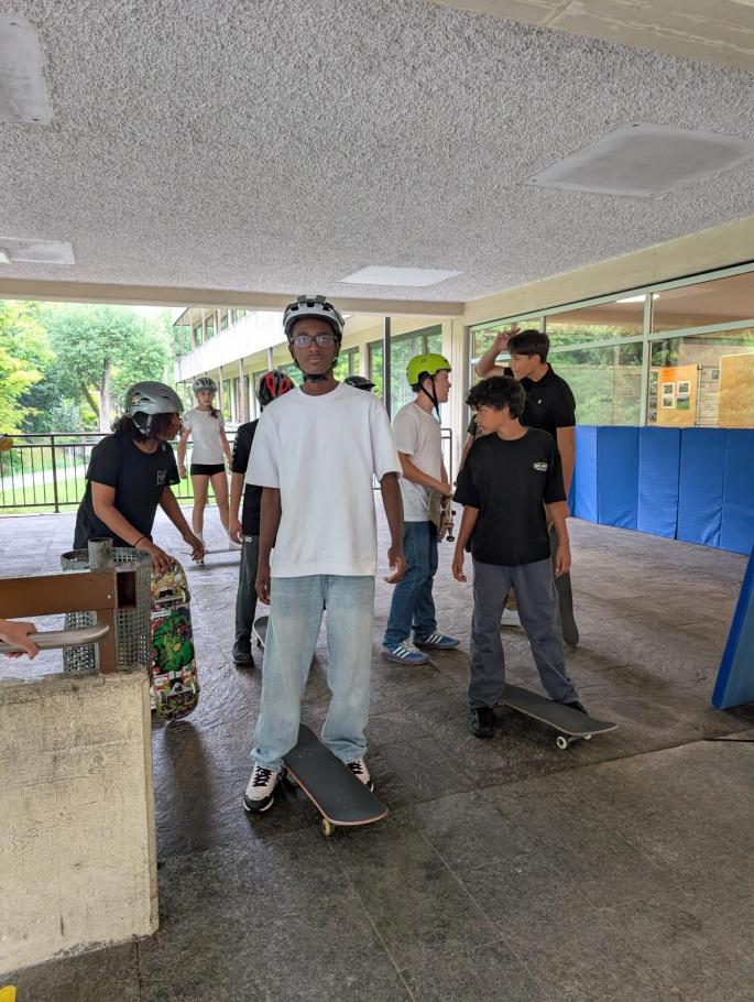 Das Foto zeigt SchülerInnen mit Skateboards