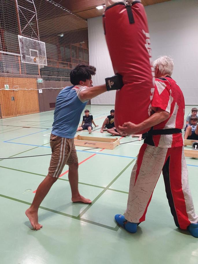 Das Foto zeigt SchülerInnen beim Kickboxtraining