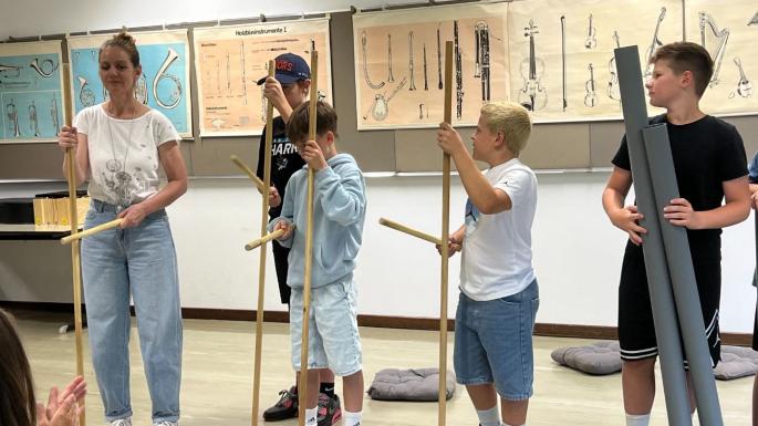Das Foto zeigt die Schüler*innen beim Musizieren