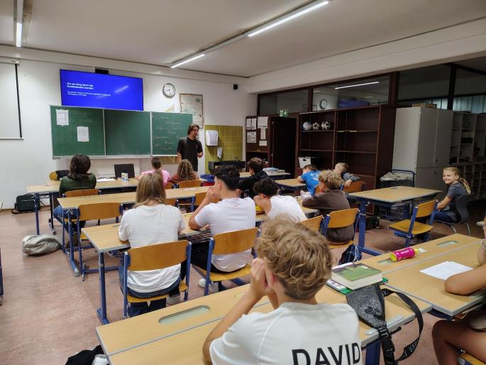 Das Foto zeigt die Schüler*innen beim Vortrag