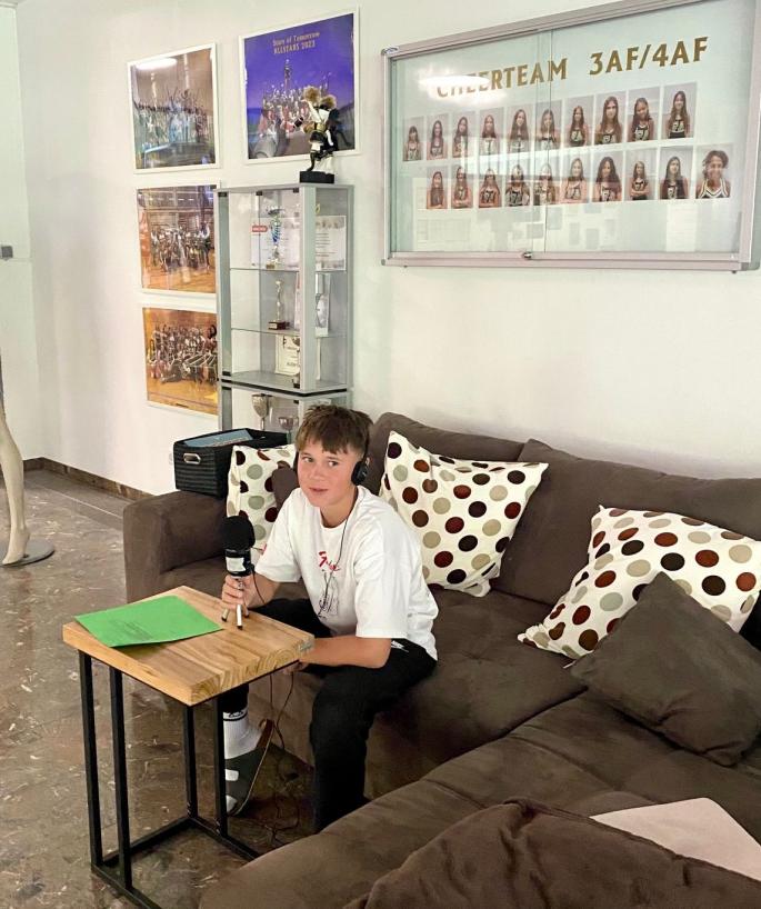 Das Foto zeigt einen Schüler beim Aufnehmen