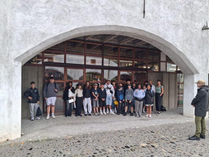 Das Foto zeigt die Gruppe beim Zeughaus