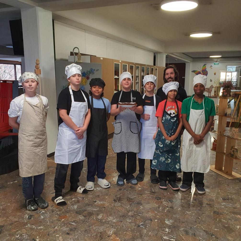 Das Bild zeigt Schüler*innen der 3kr in Kochkleidung