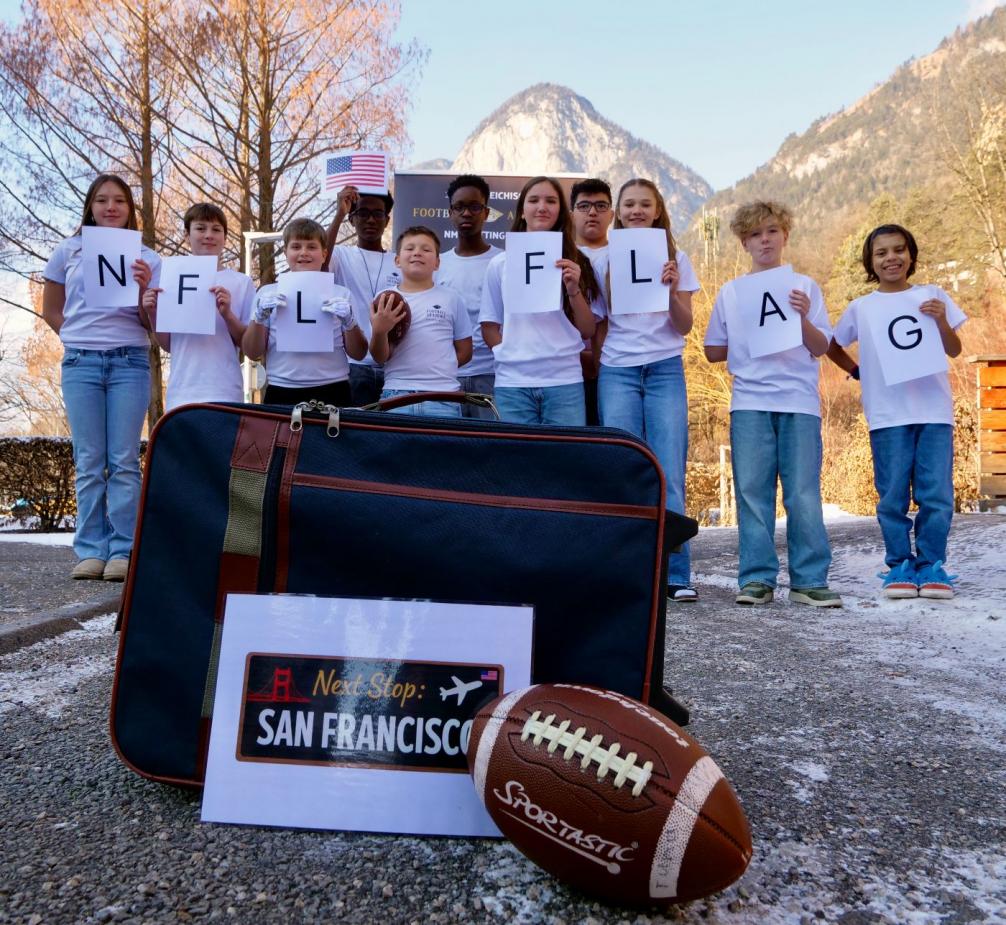 Bild zeigt: Die 10 ausgewählten SchülerInnen, einen Football und NFL Flag