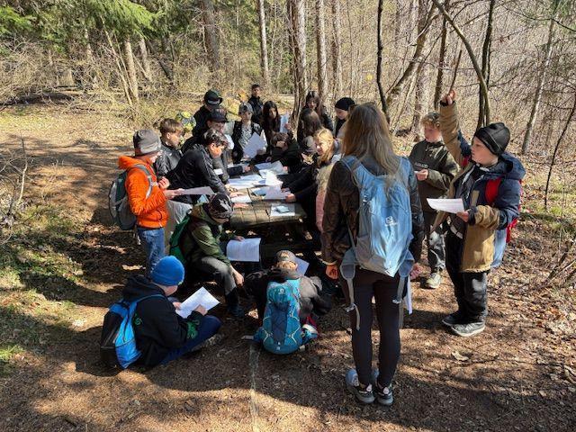 Das Bild zeigt Schüler an einem Tisch sitzend