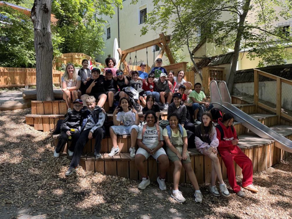 Das Foto zeigt die Klasse im Alpenzoo