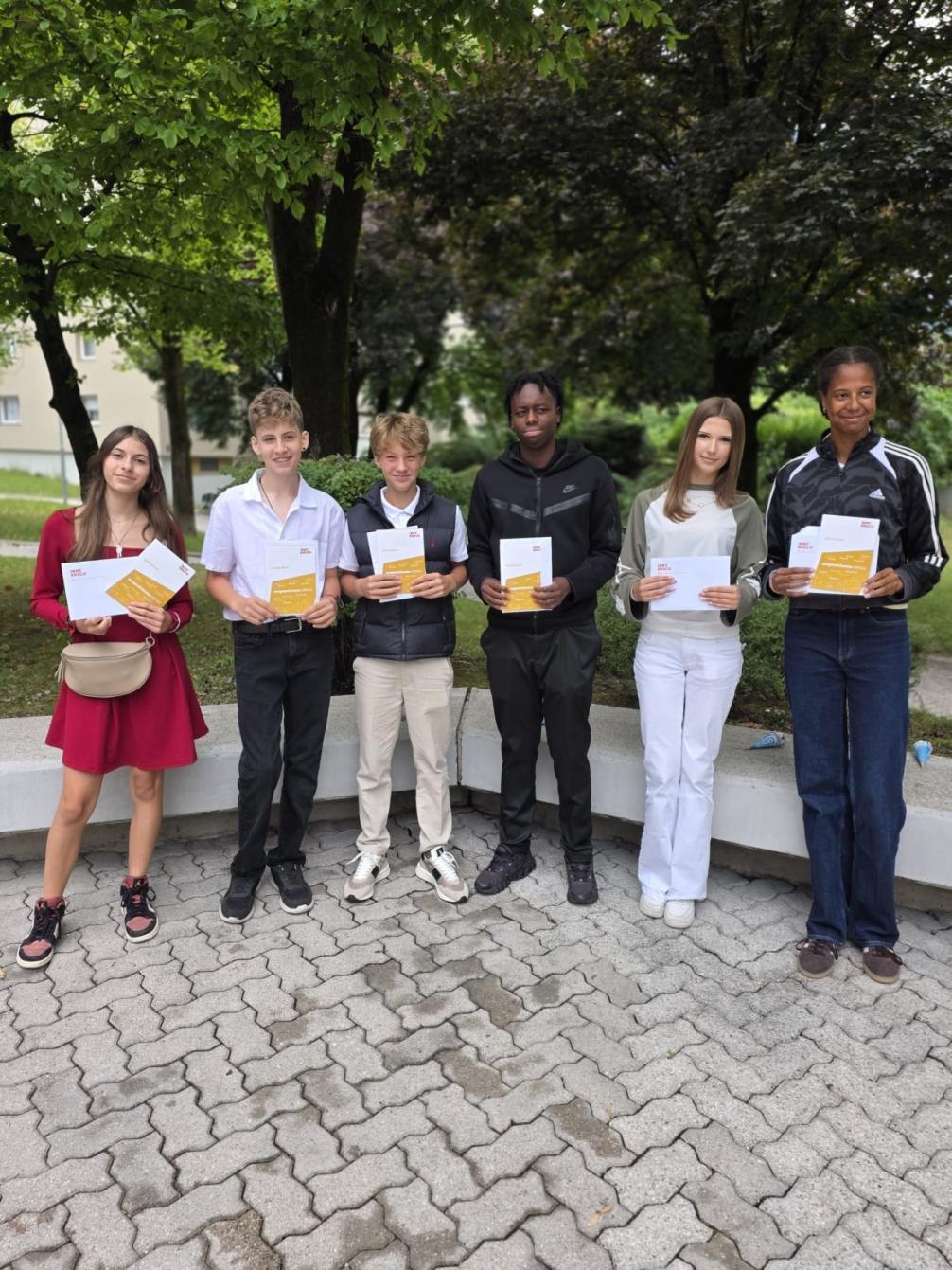 Das Foto zeigt die ausgezeichneten Schülerinnen und Schüler