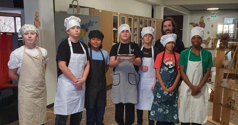 Das Bild zeigt Schüler*innen der 3kr in Kochkleidung