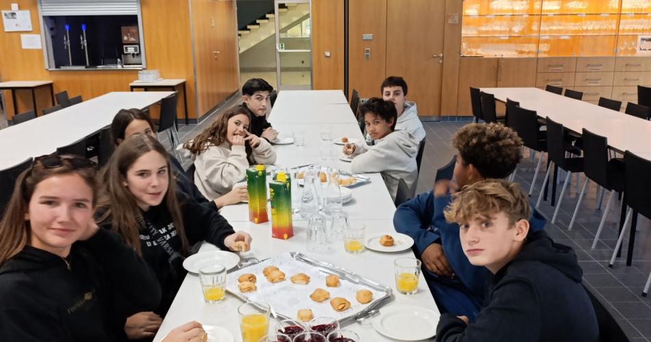 Das Bild zeigt Schüler*innen an einem Tisch