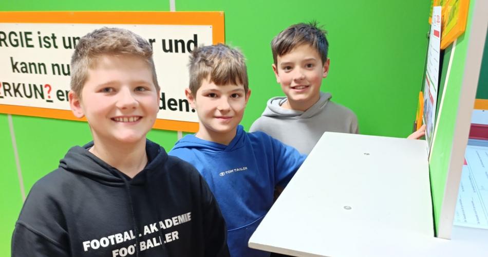 Bild zeigt Schüler*innen beim Lösen einer Aufgabe