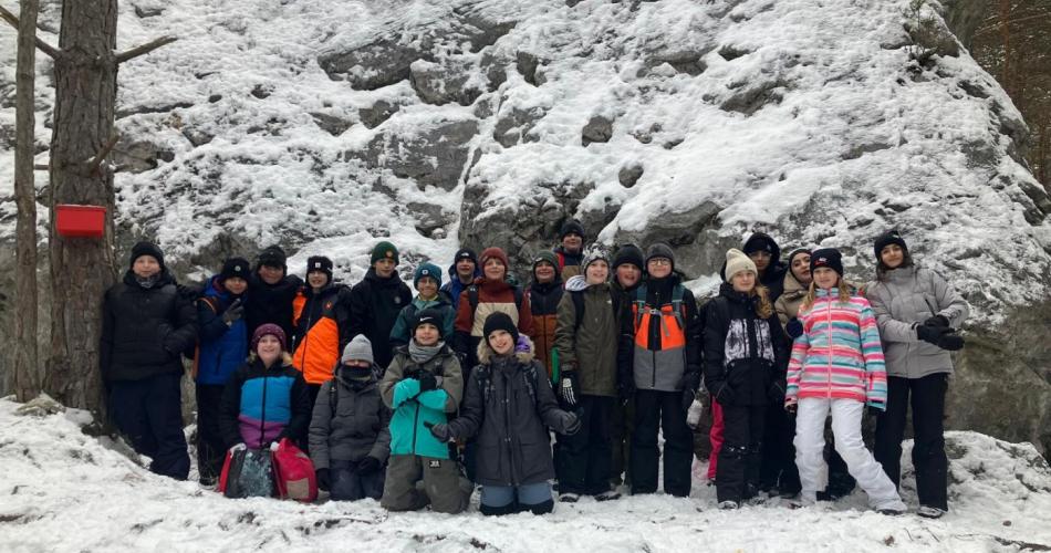 Bild zeigt: Gruppenbild der 2kr im verschneiten Wald