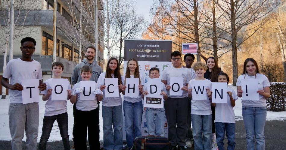 Bild zeigt: Die 10 ausgewählten SchülerInnen, die Blätter in der Hand halten, aus denen TOUCHDOWN steht