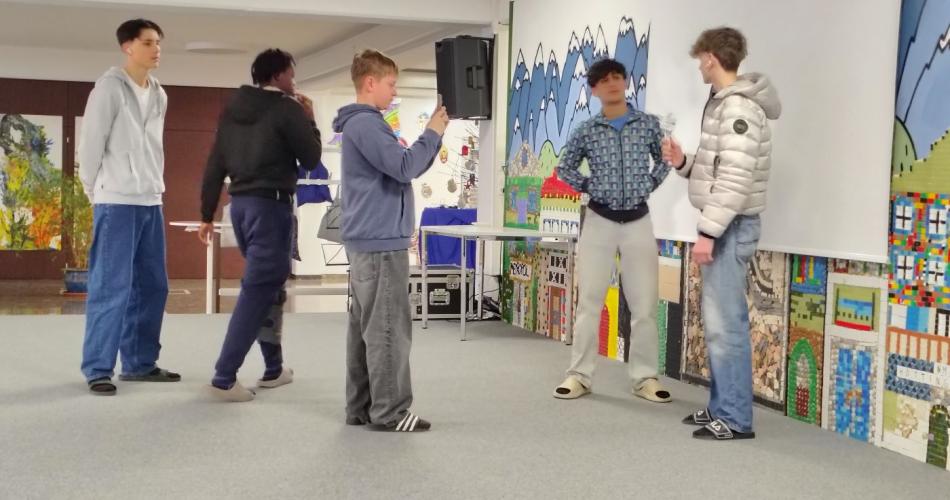 Bild zeigt: Schüler beim Filmen eines Reals