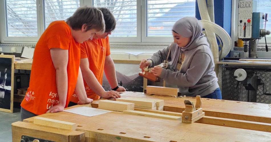 Bild zeigt eine Schülerin beim Hobeln