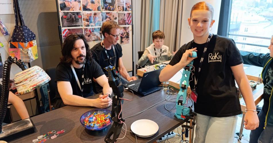 Das Bild zeigt Lehrer und SchülerInnen beim Präsentieren