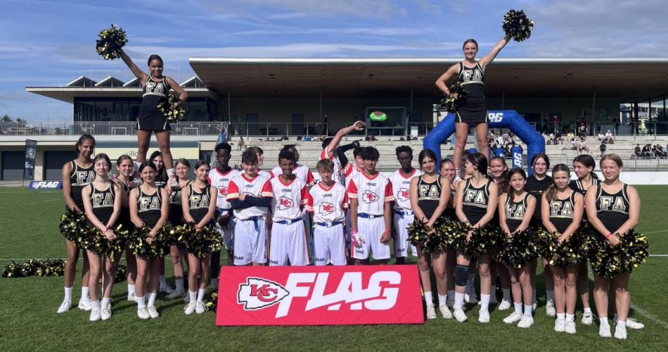 Bild zeigt das Team mit den Cheerleaderinnen