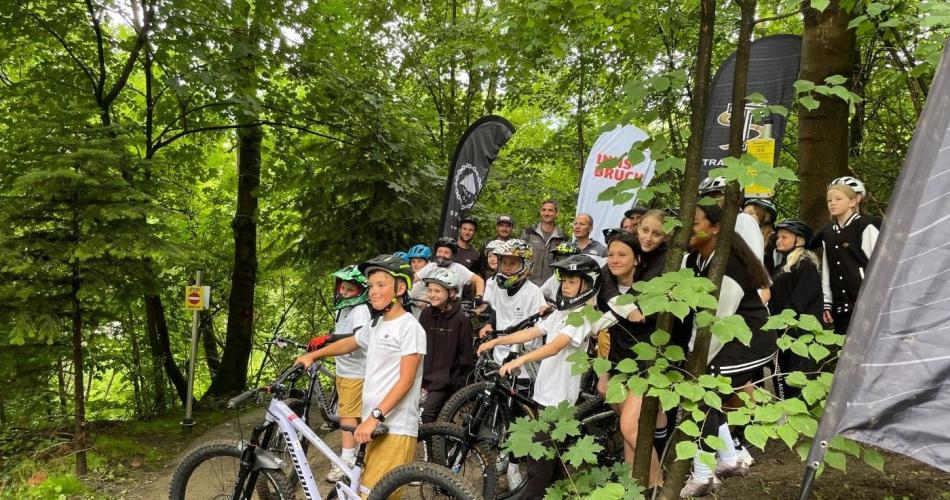Bild zeigt die SchülerInnen am Trail