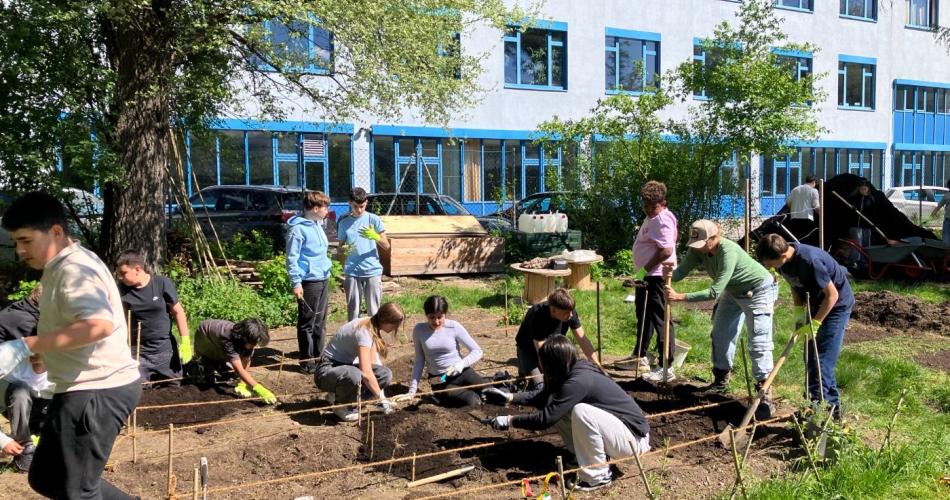 Das Bild zeigt SchülerInnen bei Gartenarbeiten