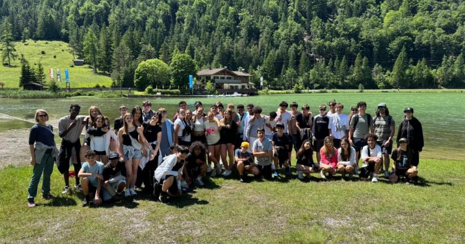 Das Bild ist ein Gruppenfoto am See